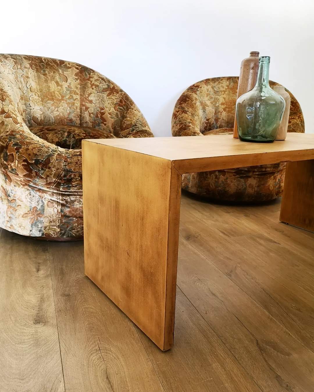 Pair of rounded armchairs in floral velvet