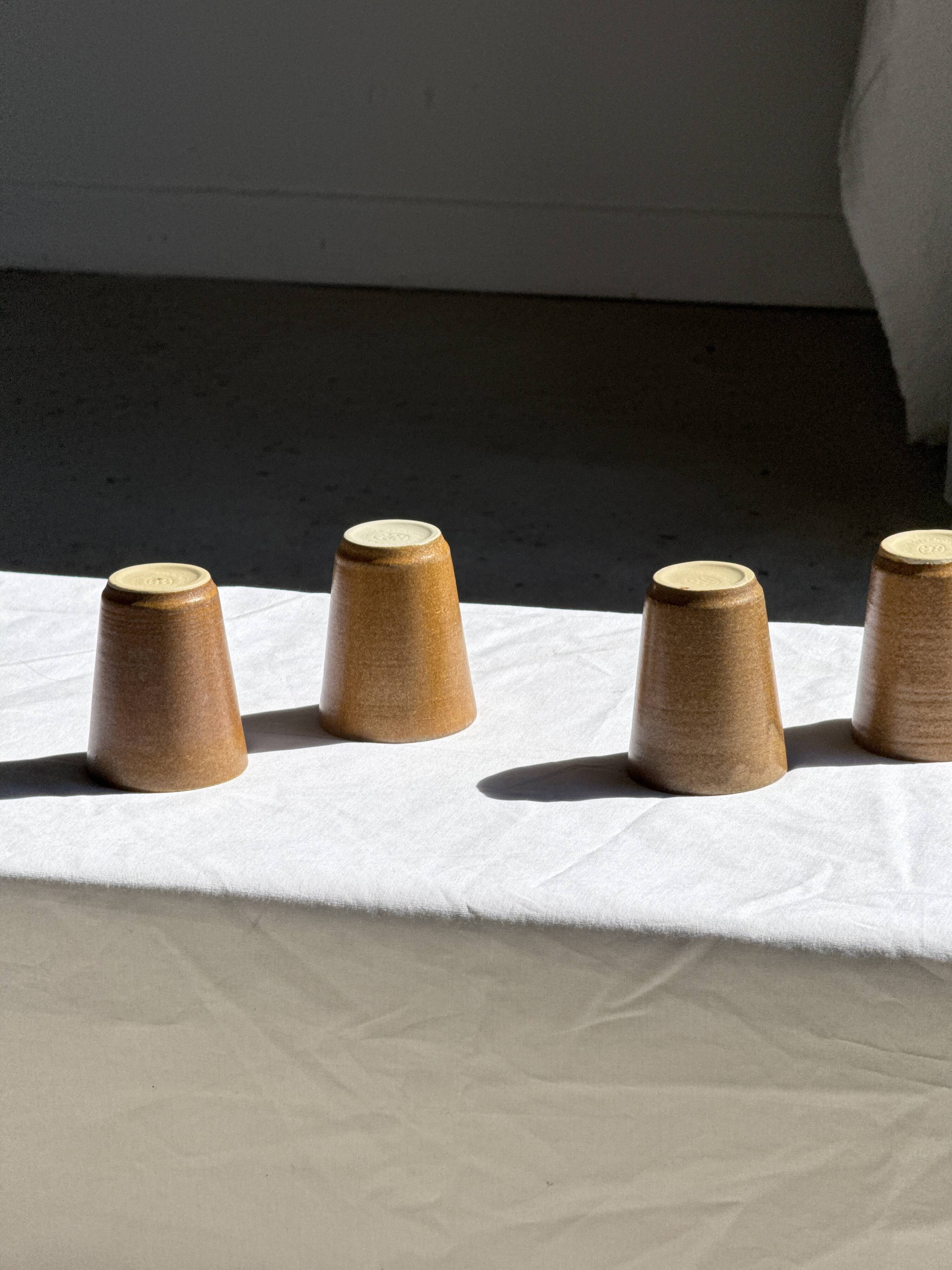 Lot de 5 tasses/mugs vintage en grès émaillé brun miel Grès Village H9 D8
