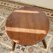 Table d’appoint circulaire vintage en bois à pieds tournés