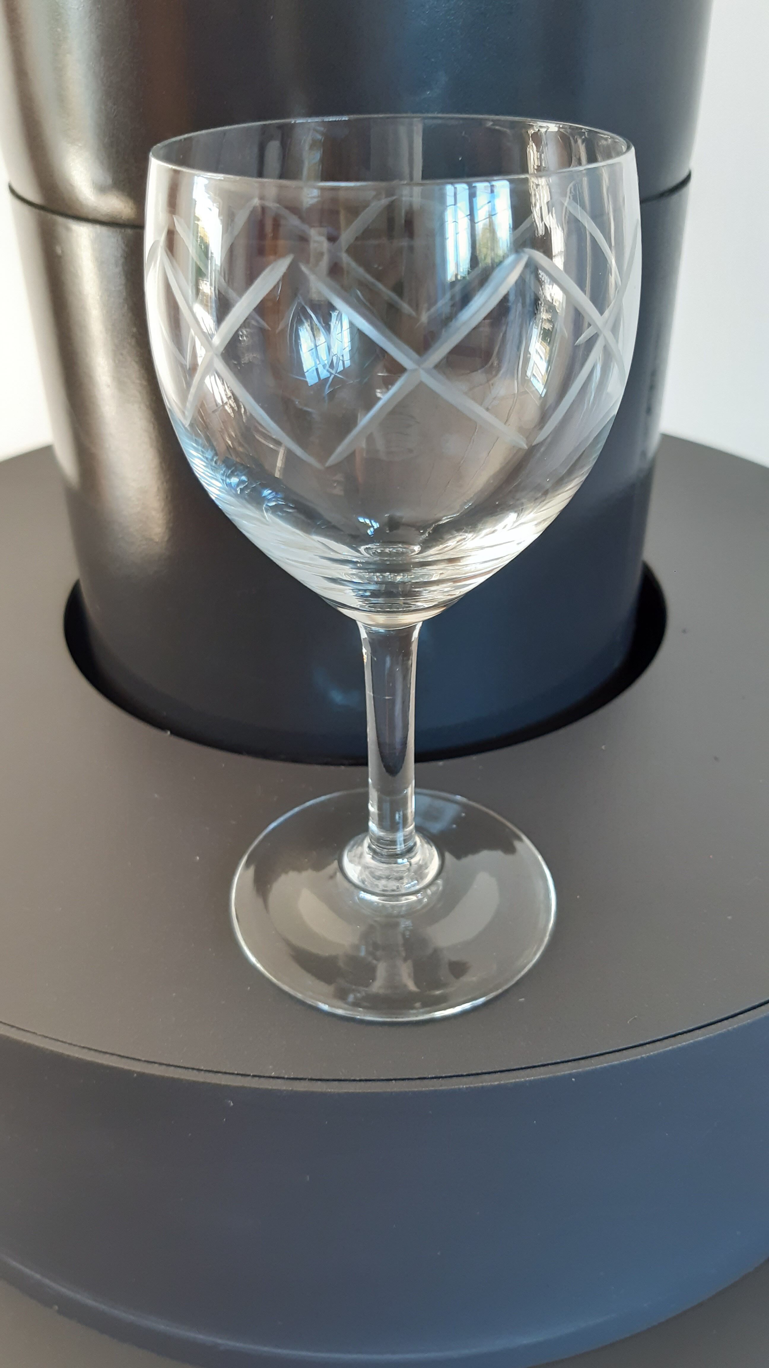 Set of 7 wine glasses engraved 50s