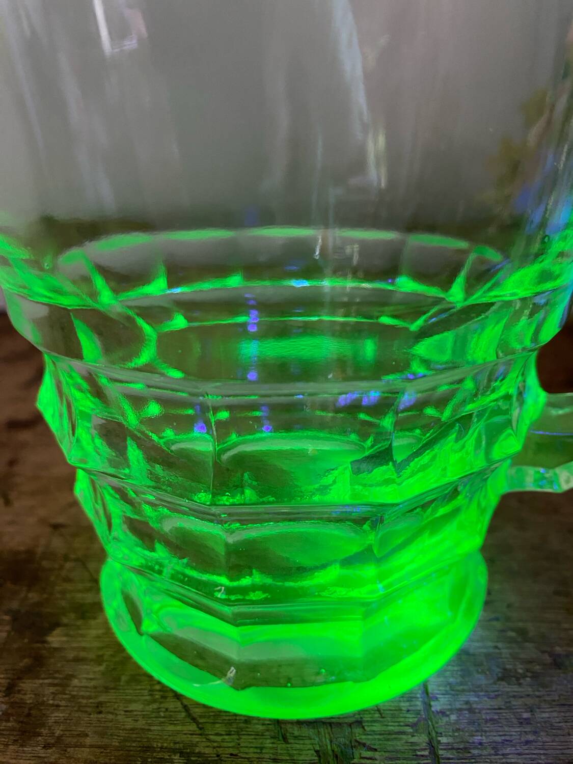 Carafe en ouraline fluorescente
