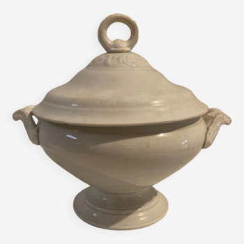 19th century tureen of Montereau