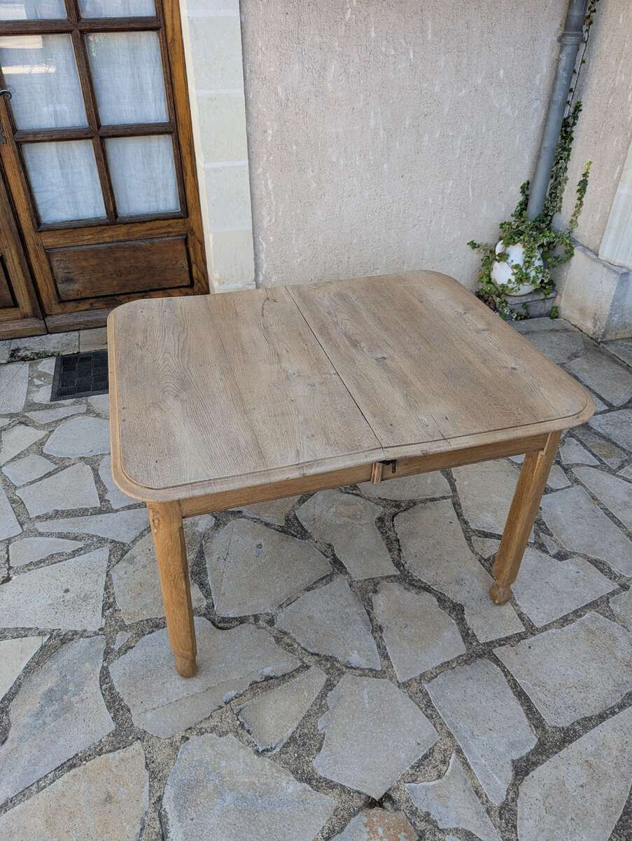 Antique extendable table