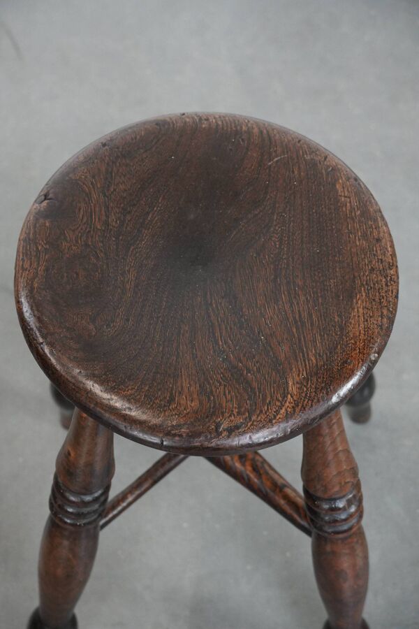 Tabouret Windsor anglais ancien du XVIIIe siècle avec une superbe patine.