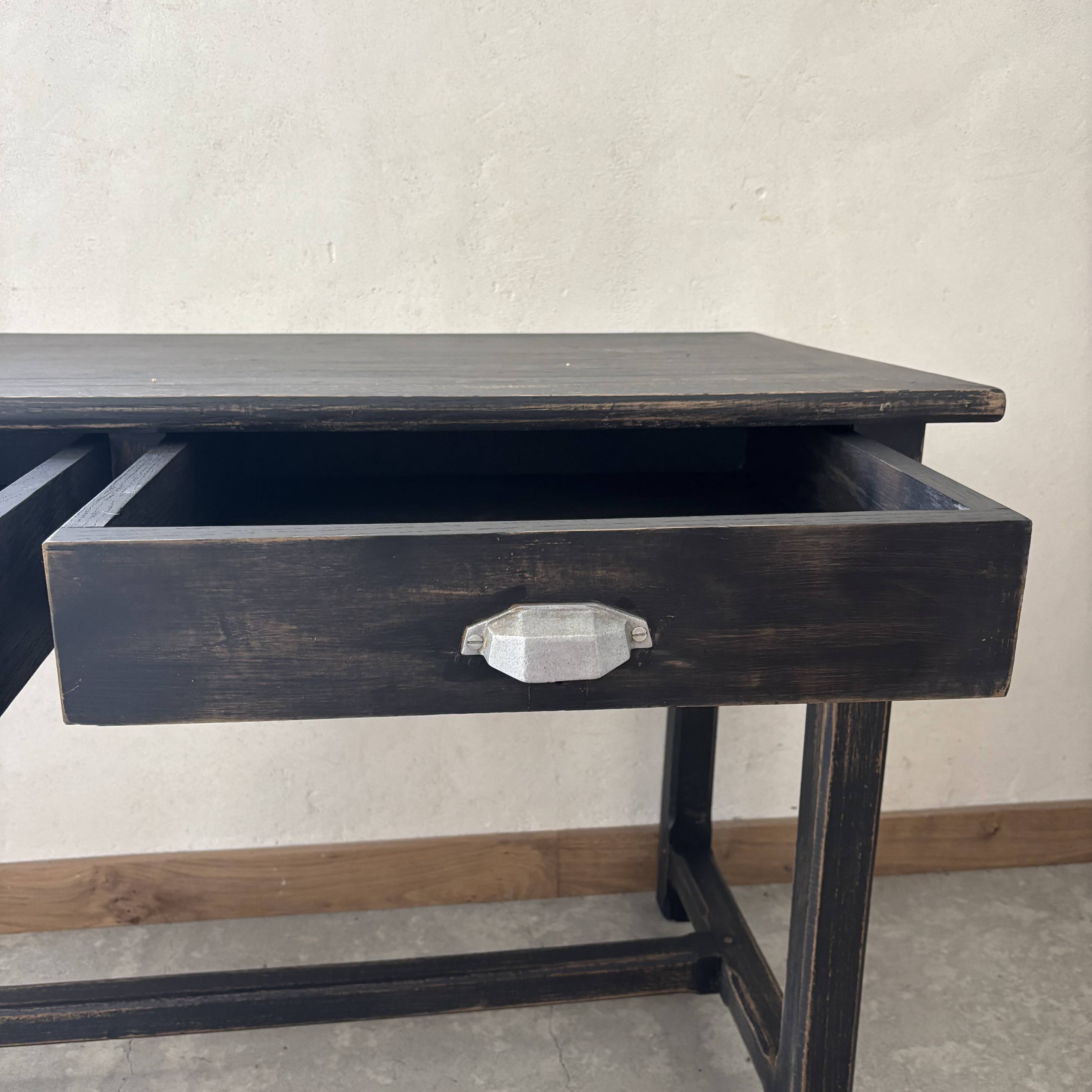 Black table with 2 drawers