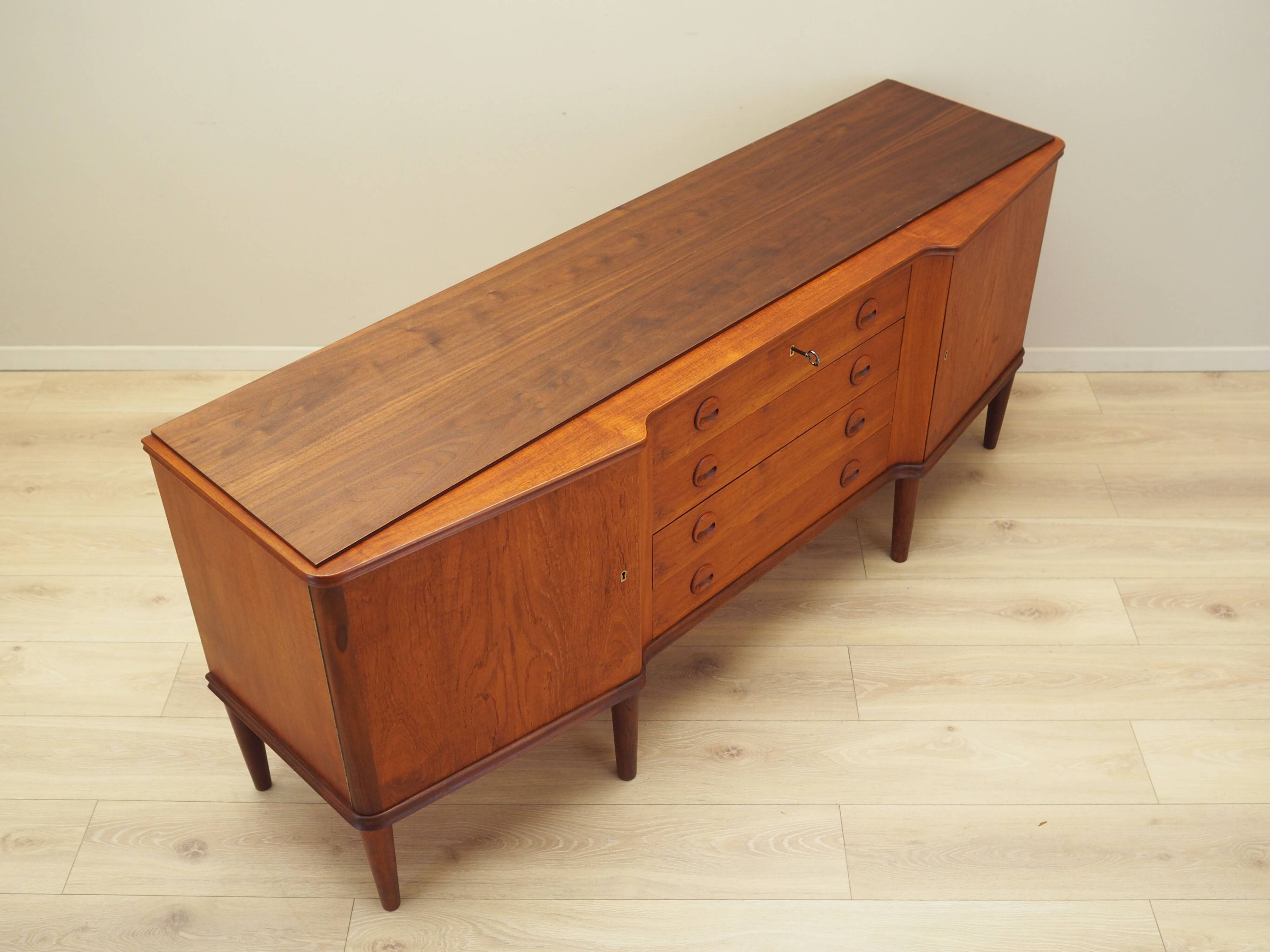 Buffet en teck, design danois, années 1960, production : Danemark