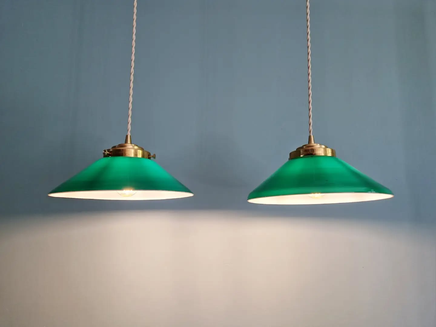 Duo de suspensions coniques en opaline verte, style Art Déco