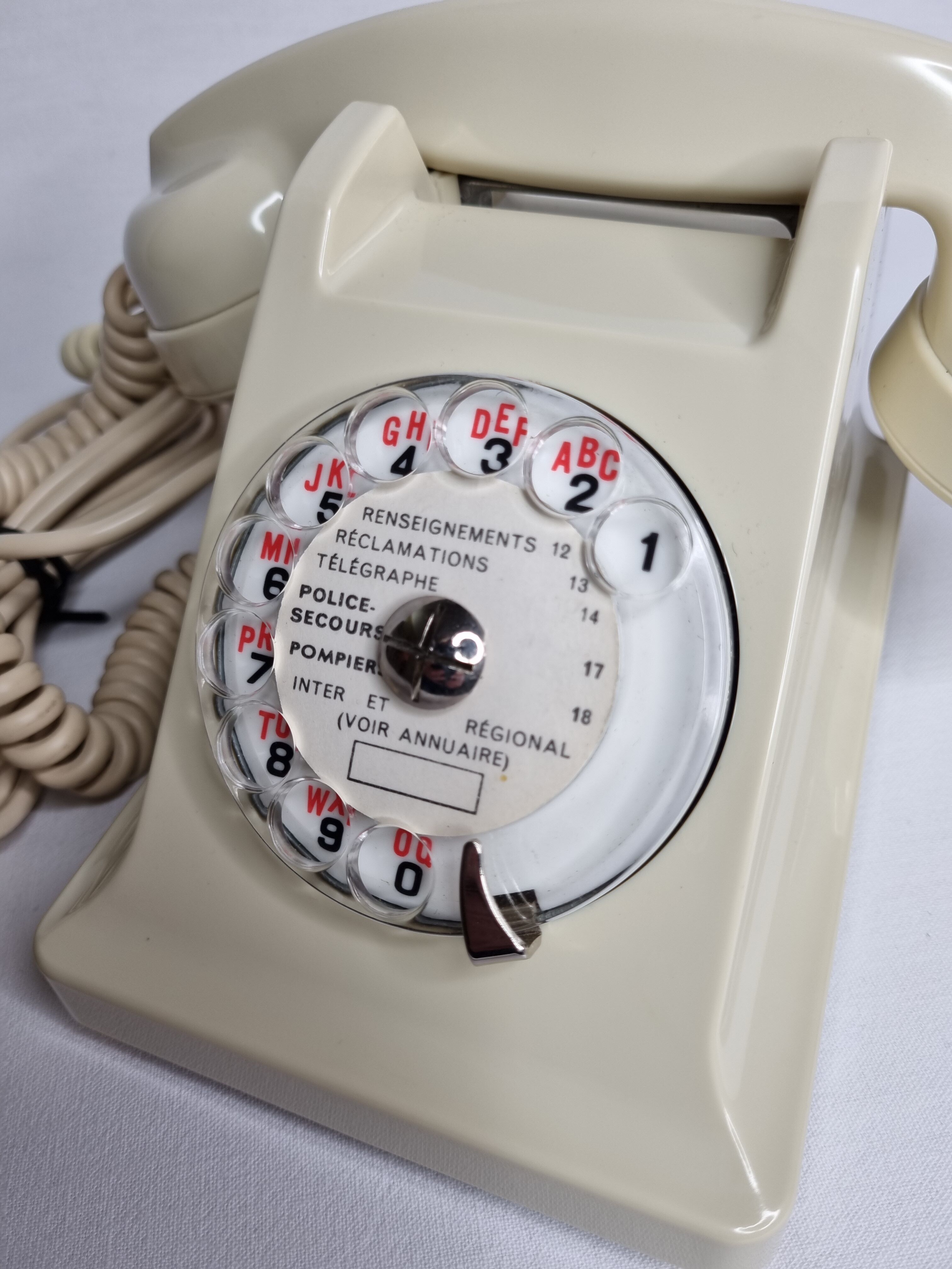 Vintage phone "PTT" in Bakelite, white, from the 60s