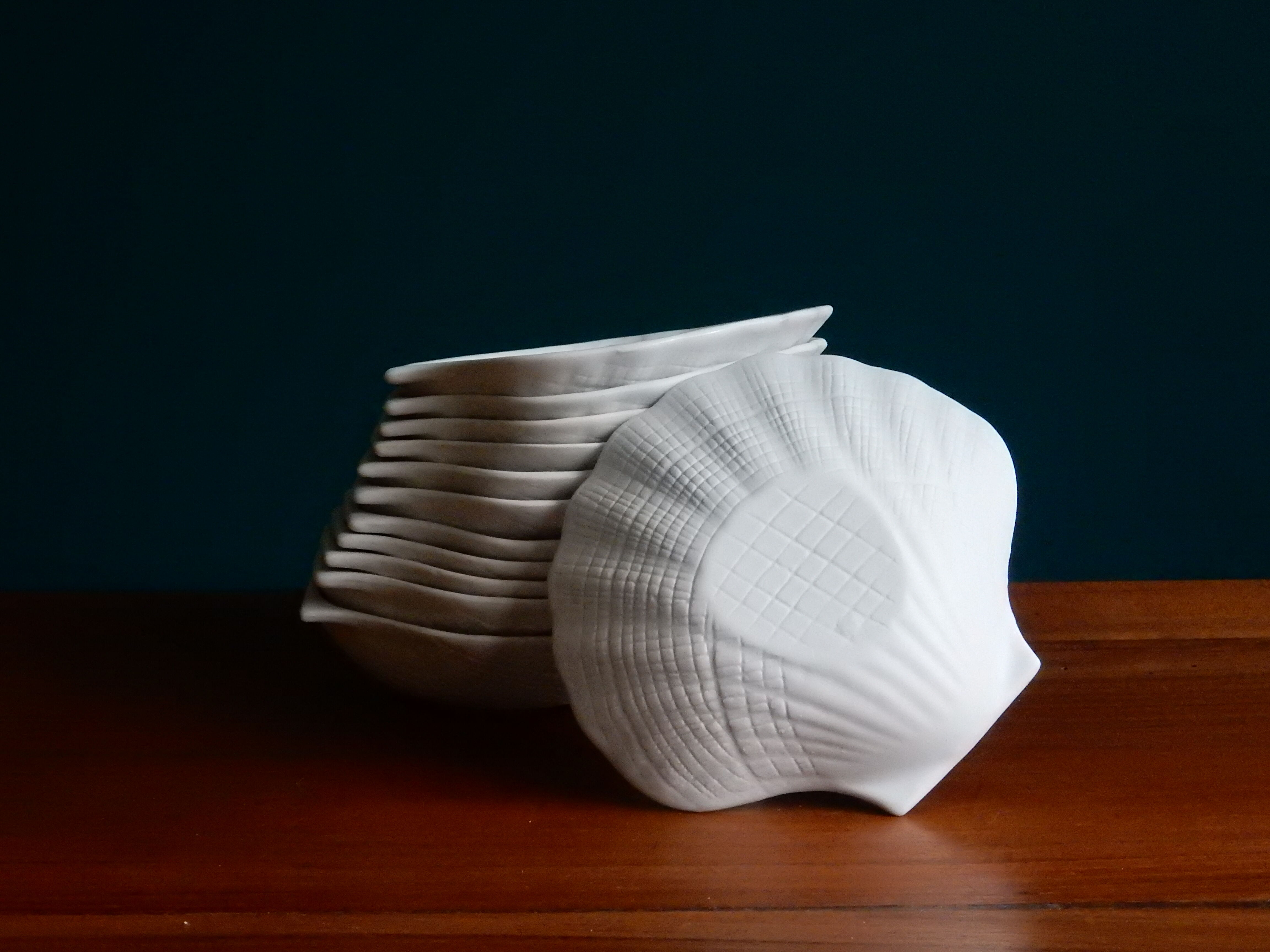 12 coquilles Saint Jacques porcelaine biscuit