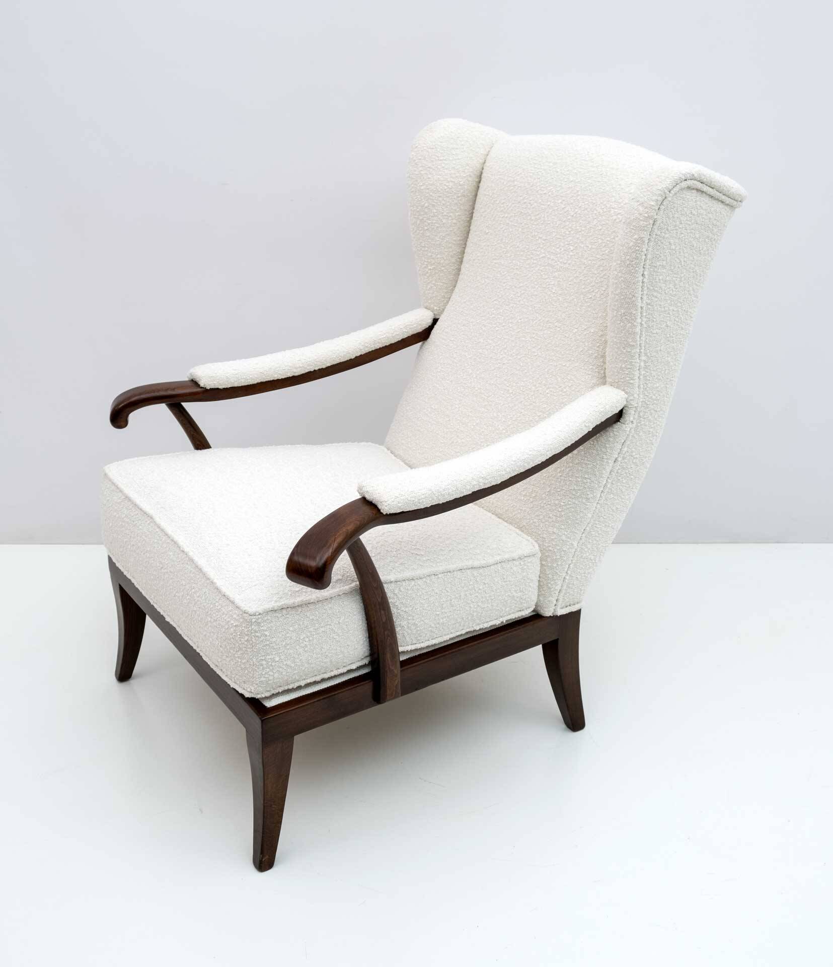 Fauteuil Paolo Buffa style moderne du milieu du siècle, en noyer italien et revêtement bouclé