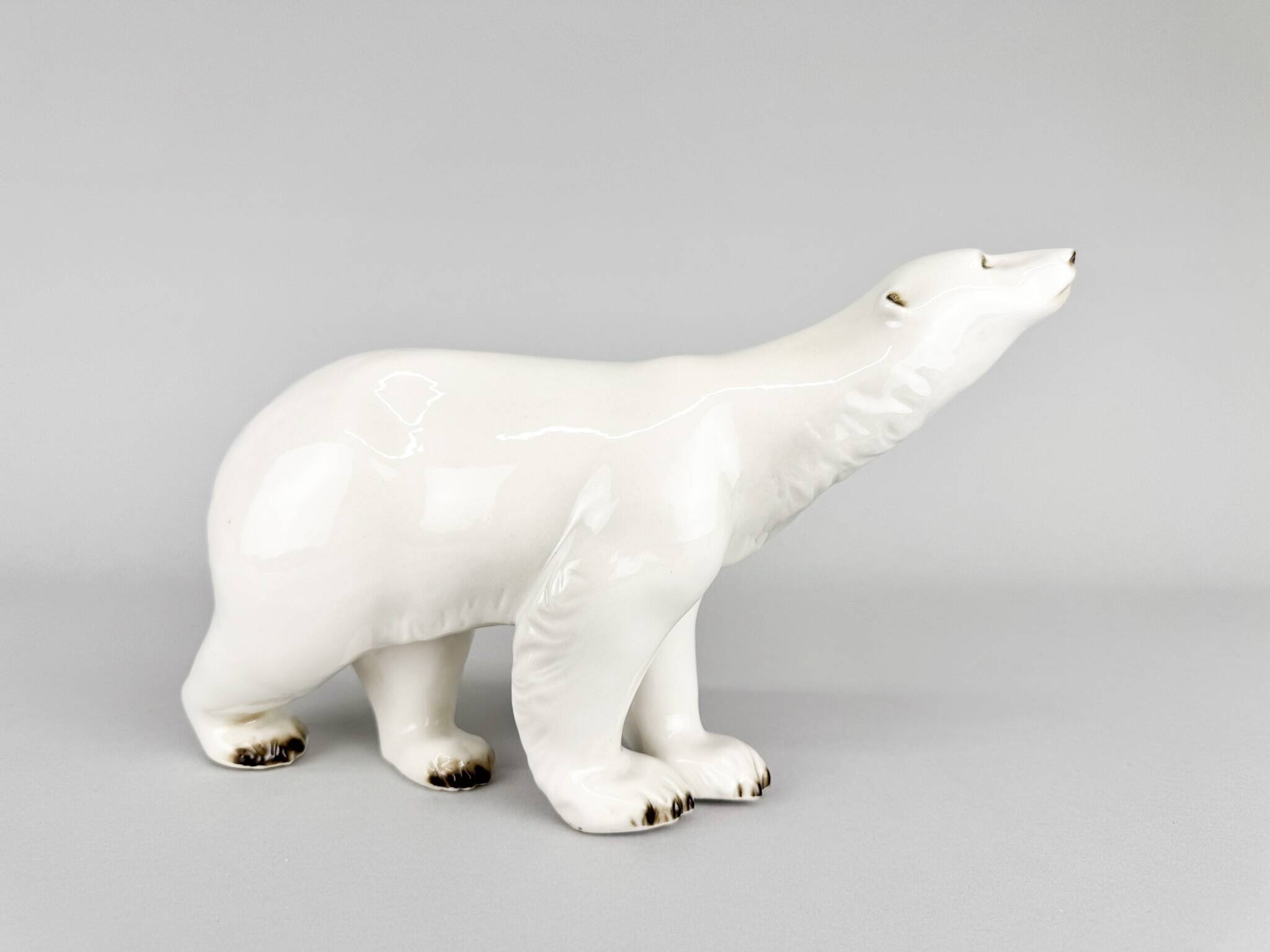 Sculpture d'ours polaire en porcelaine Royal Dux, Tchécoslovaquie années 1960