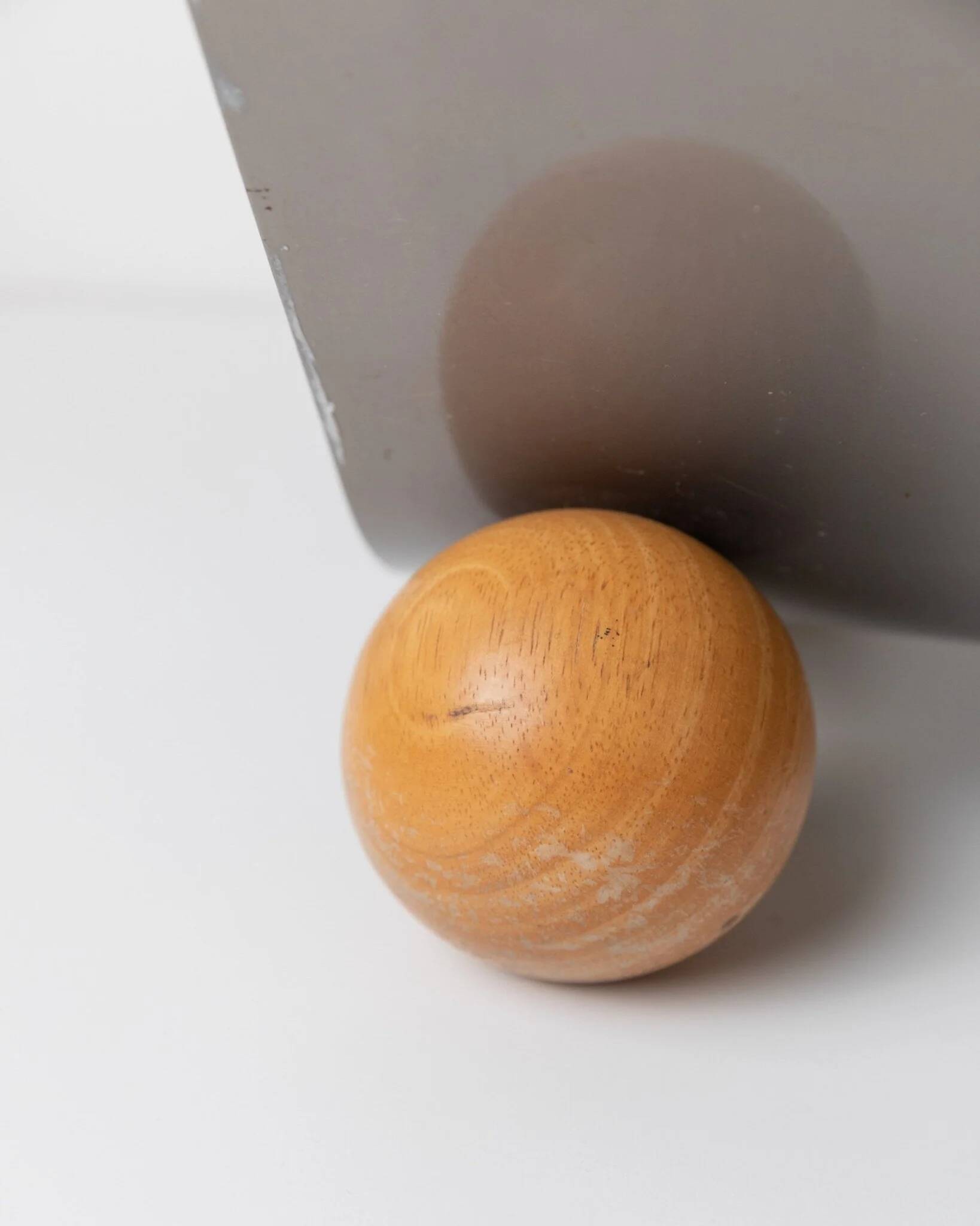 Vintage metal magazine rack with wooden ball feet - Space Age design from the 1980s - Decorative storage for magazines - Elegant retro gift idea