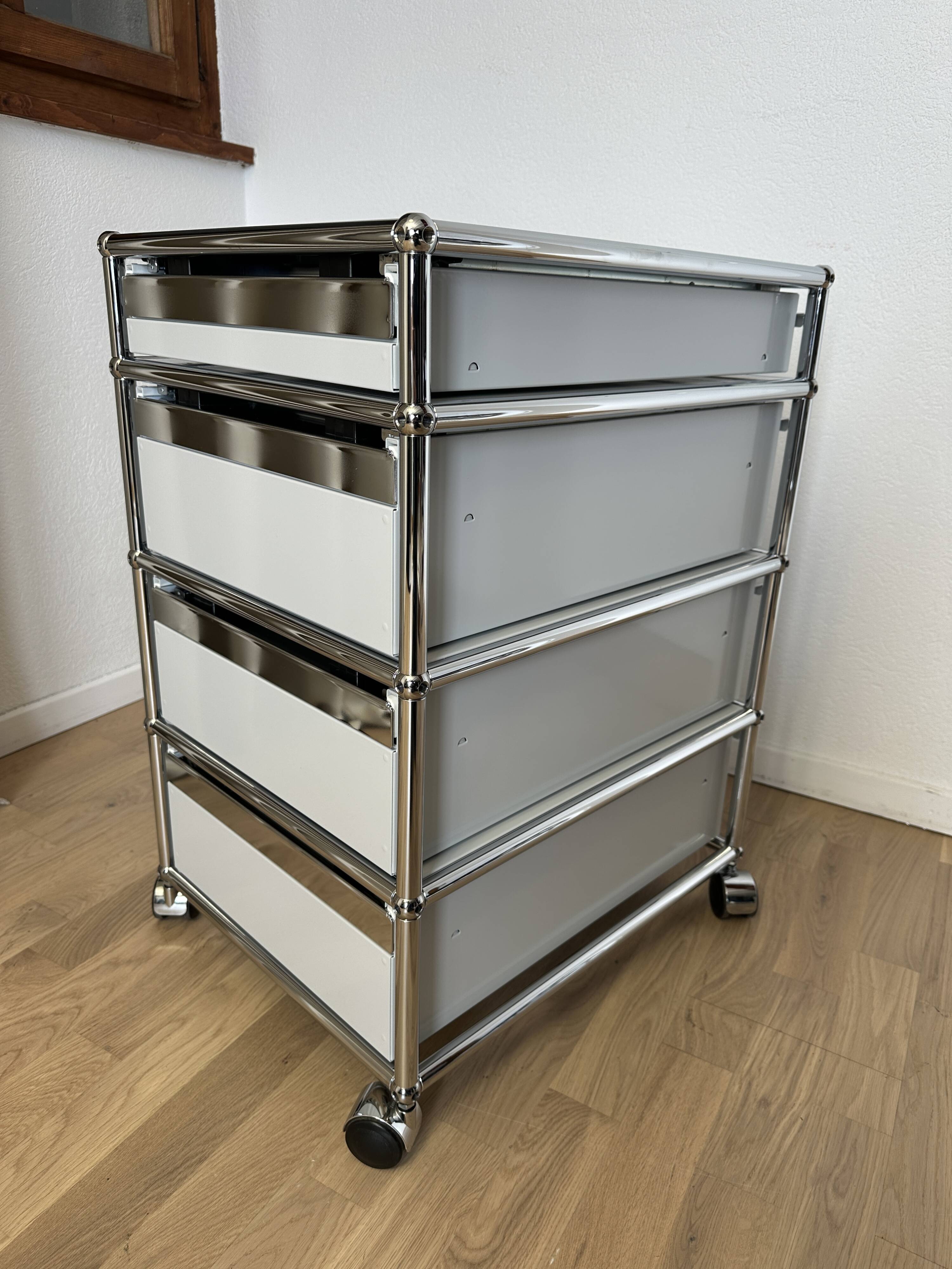 USM Haller wheeled caisson in light grey