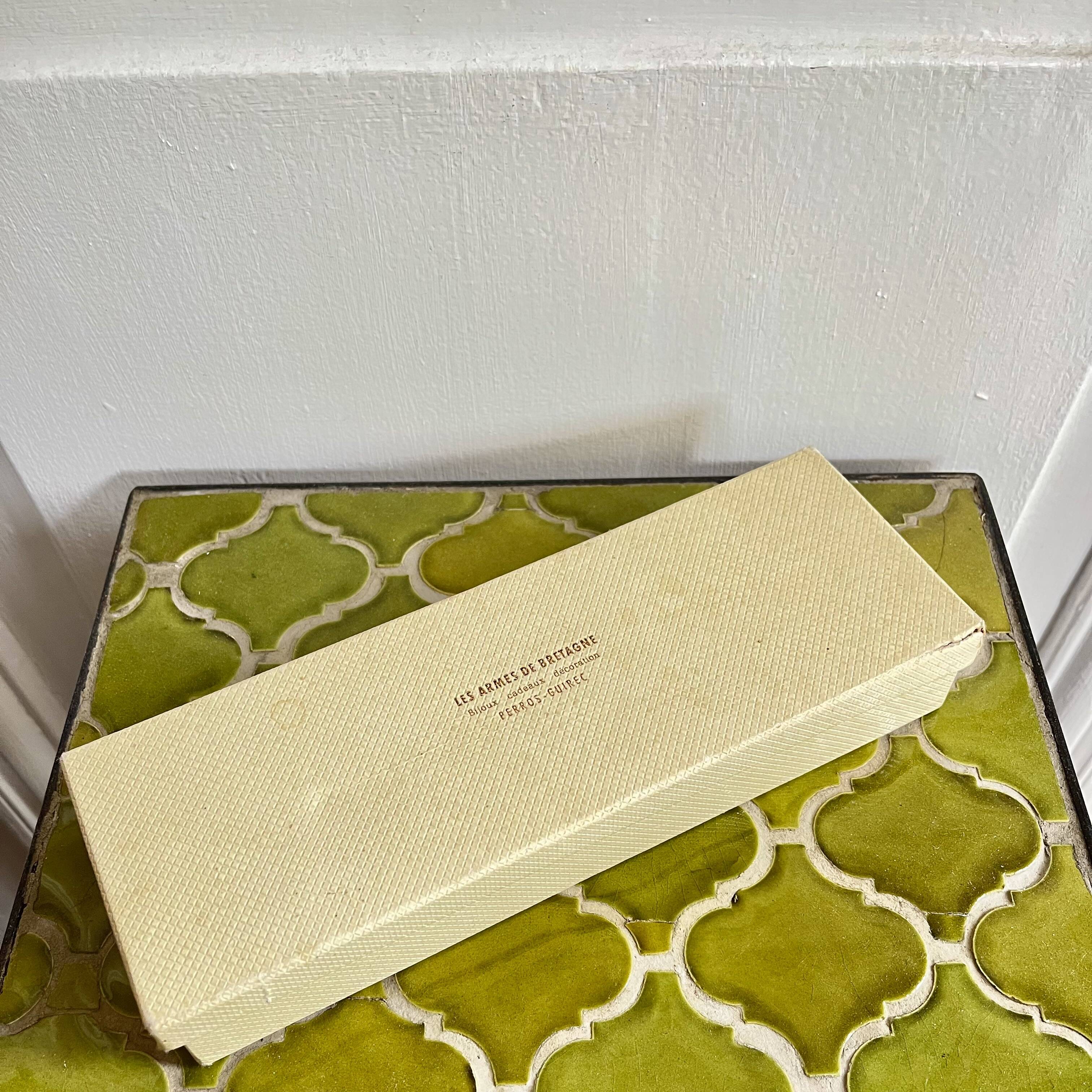 7 porcelain dessert plates