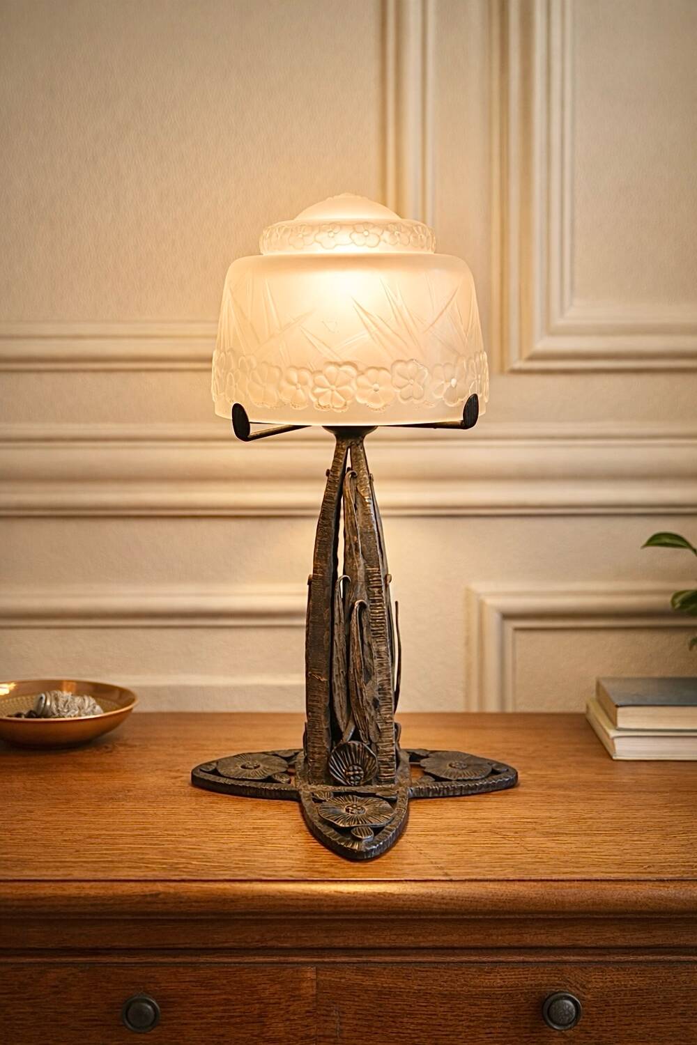 Art Deco lamp signed by Müller Frères in wrought iron and moulded glass.