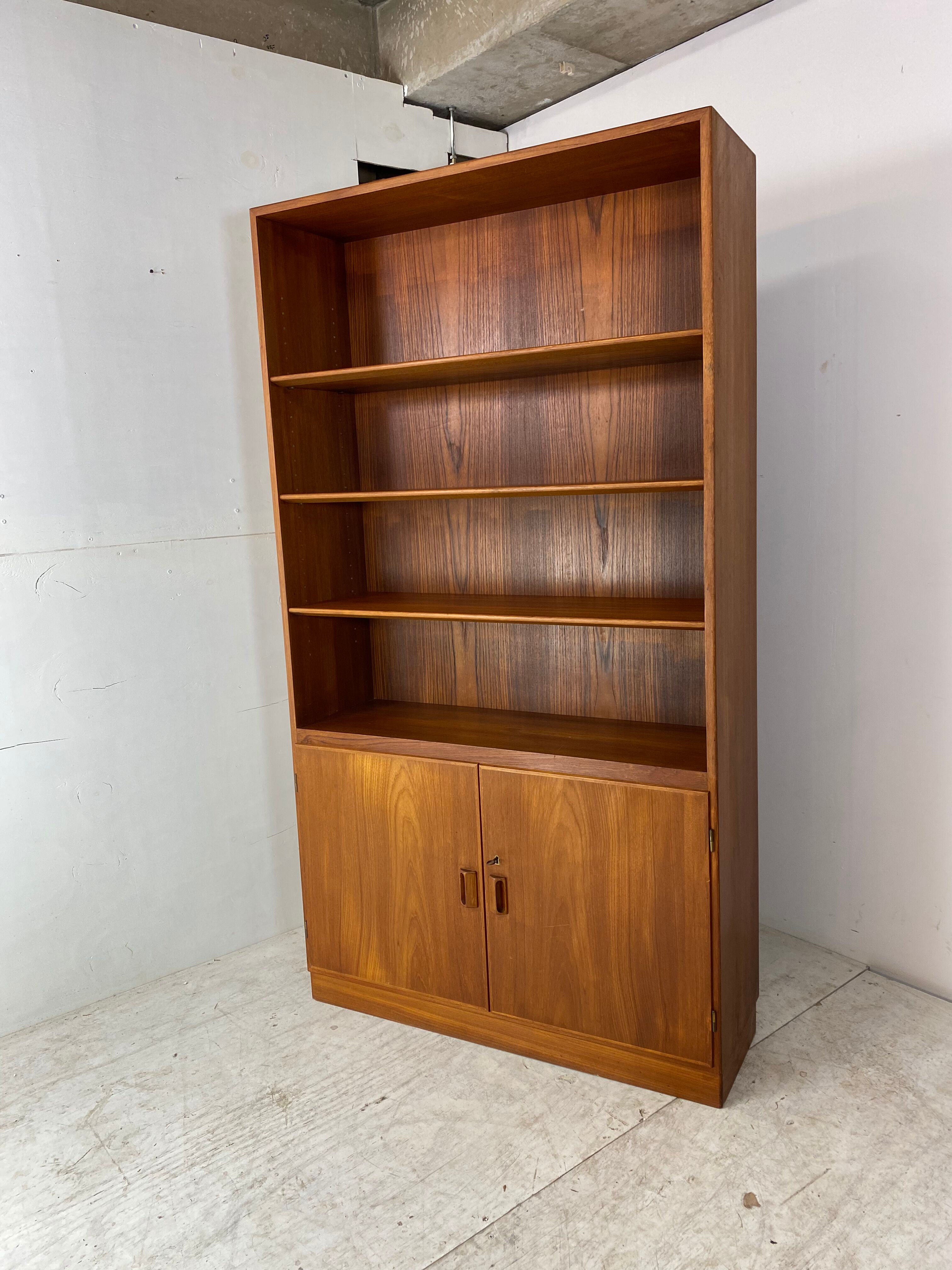 Vintage, Danish Scandinavian Design teak cabinet bookcase by Borge Mogensen for Soborg, 1960s