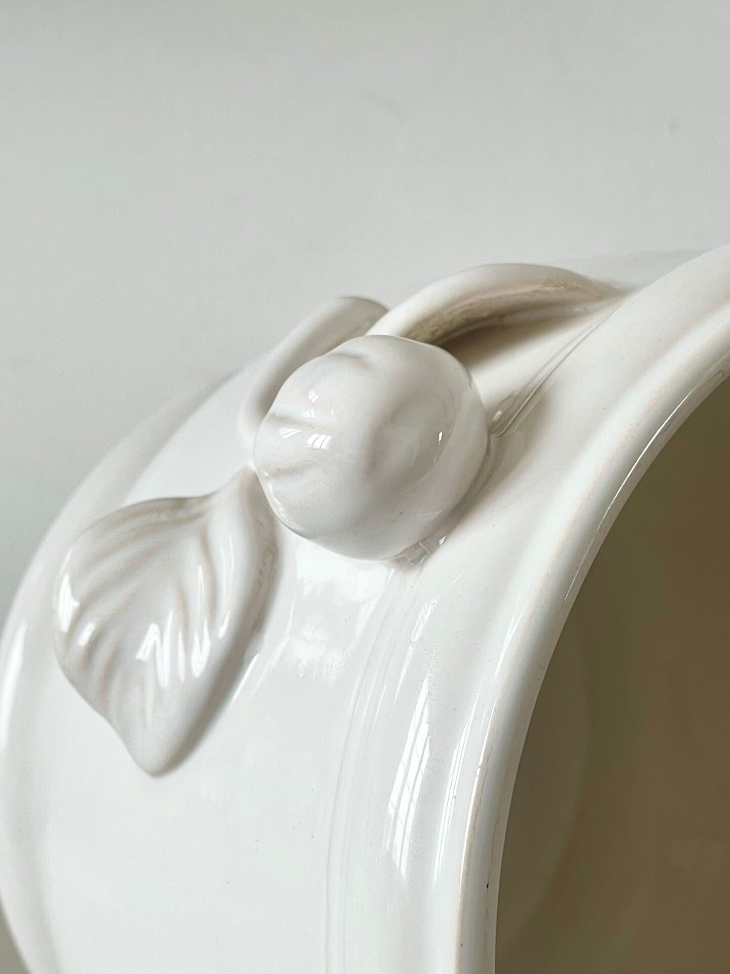 Cache pot en faïence blanche