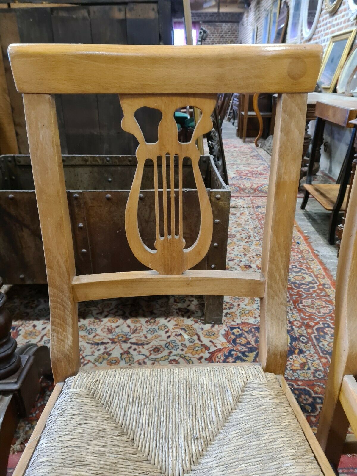 Lyre-shaped mulched chairs