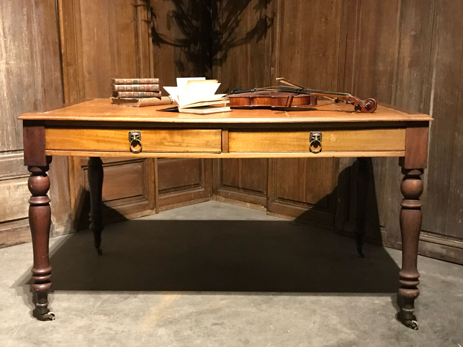 English desk table