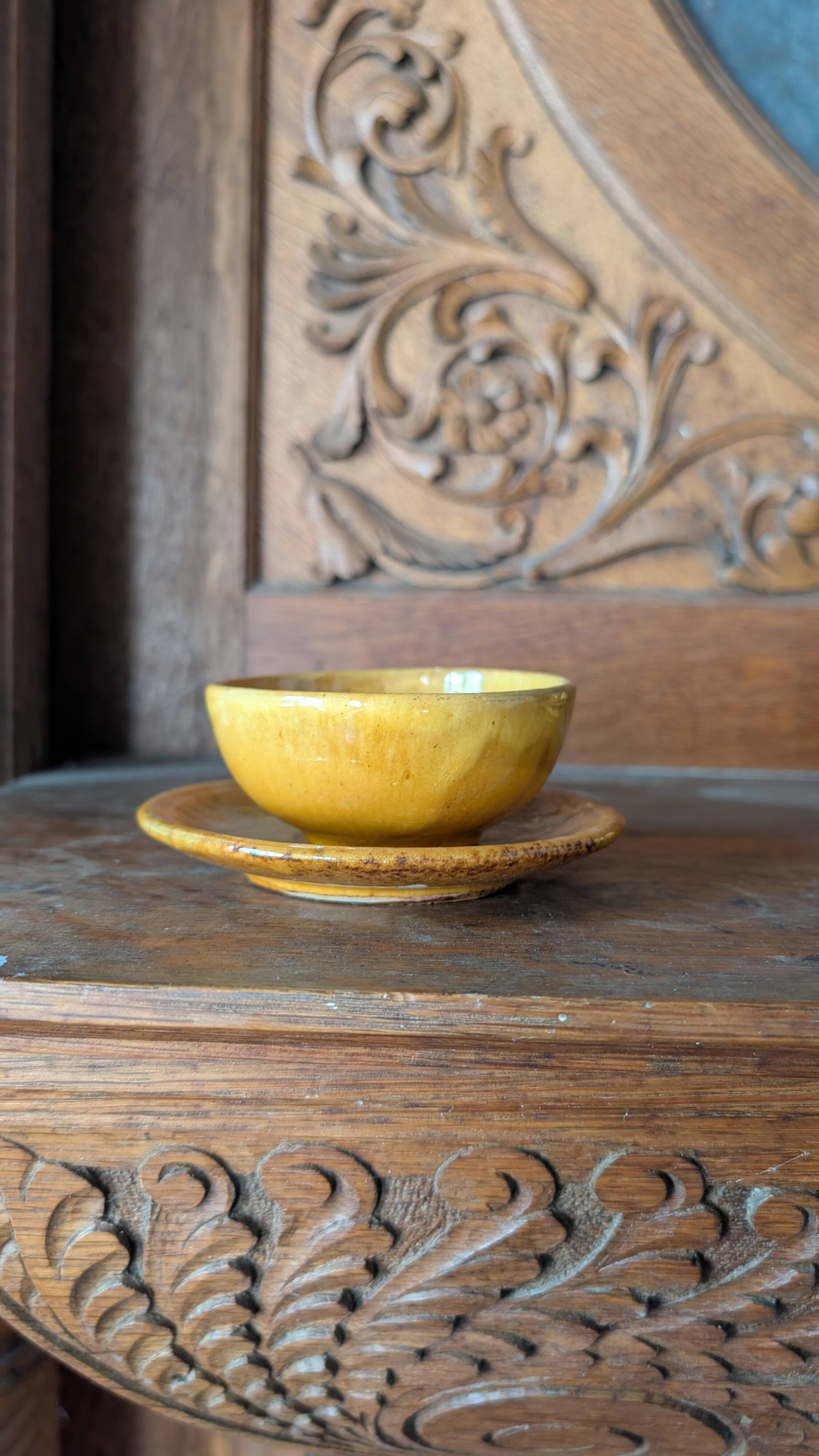 Ensemble de vaisselle vintage en grès émaillé jaune moutarde — 17 pièces