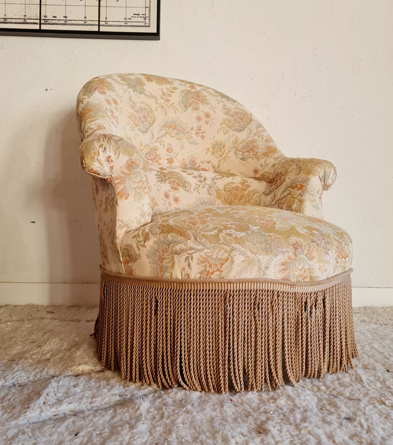 Antique flowered toad armchair with fringes