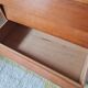 Commode vintage Mid-Century en chêne clair et tiroirs biseautés (1960)
