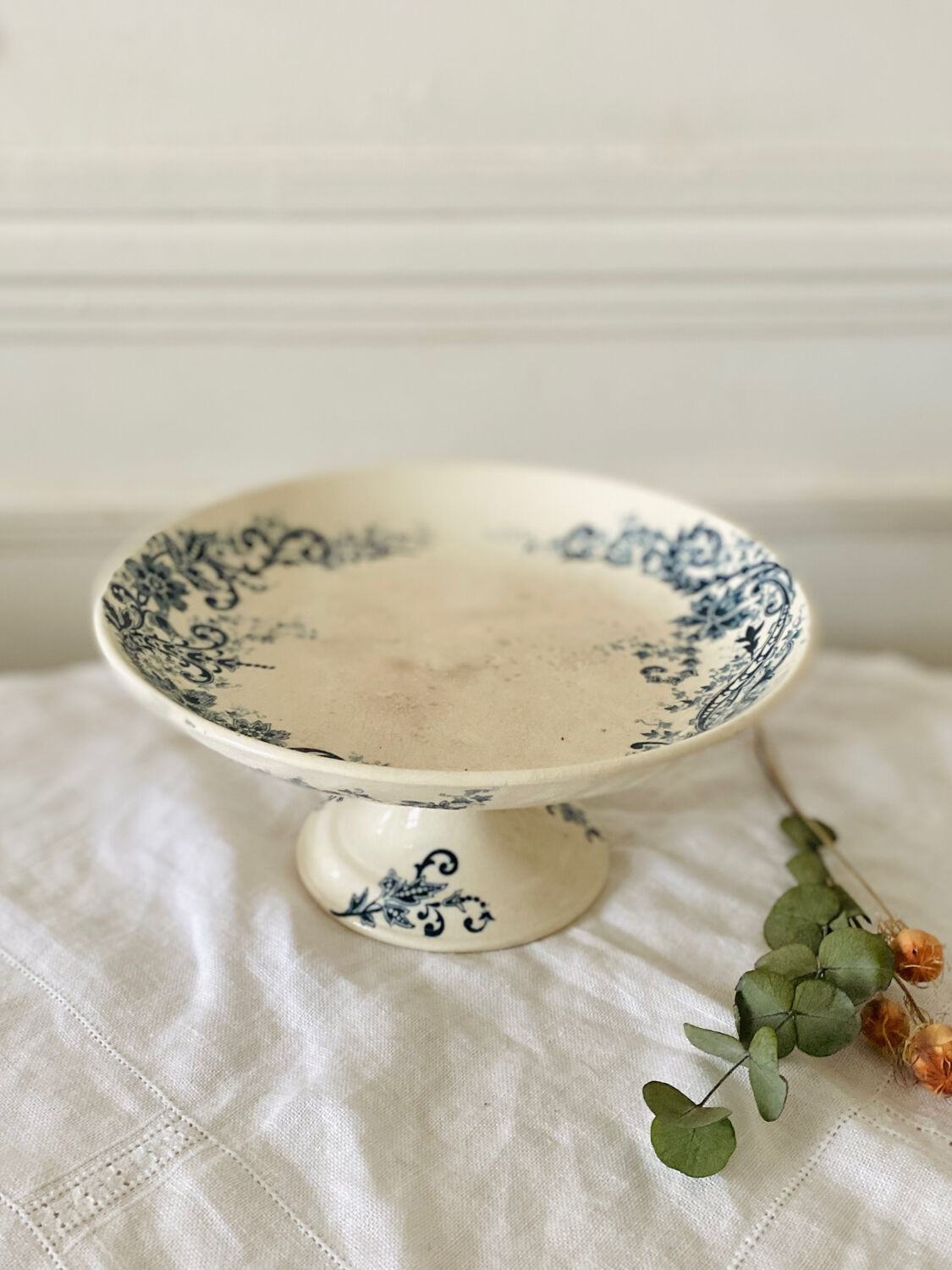 Serving dish with foot and old compotier in iron clay Sevigné HB & Cie