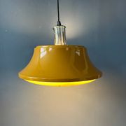 Suspension en métal jaune Mid-Century