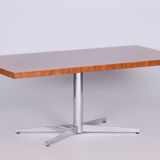 Table basse en noyer restaurée du milieu du siècle, acier chromé, Tchéquie, années 1960