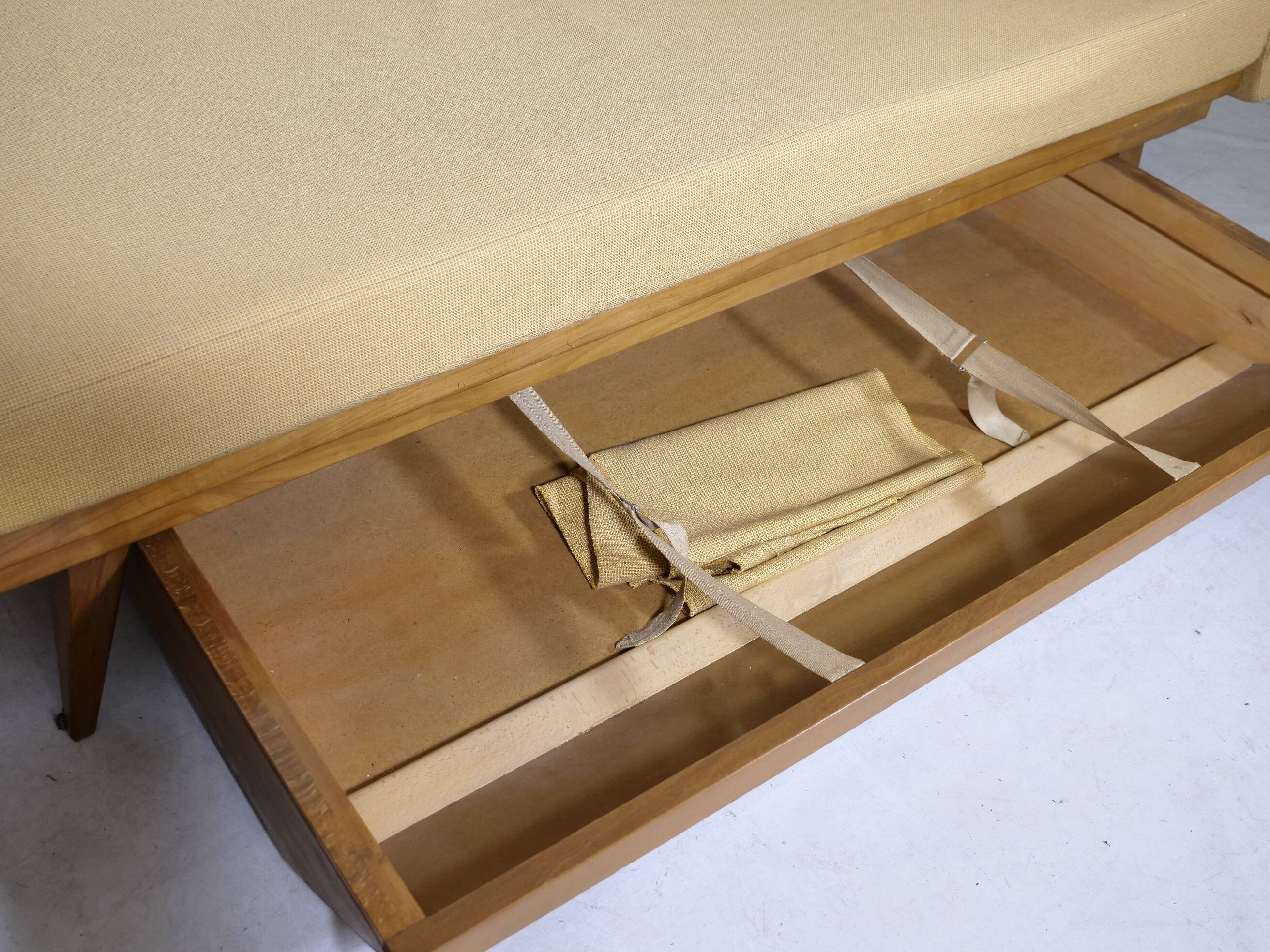 Lit de jour de style mid-century en bois de cerisier par Walter Knoll pour Knoll Antimott, années 1960.