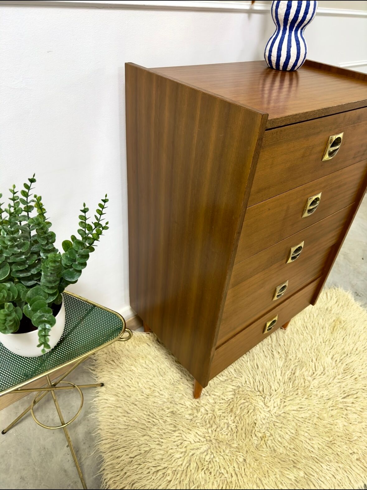 Vintage chiffoner spindle feet