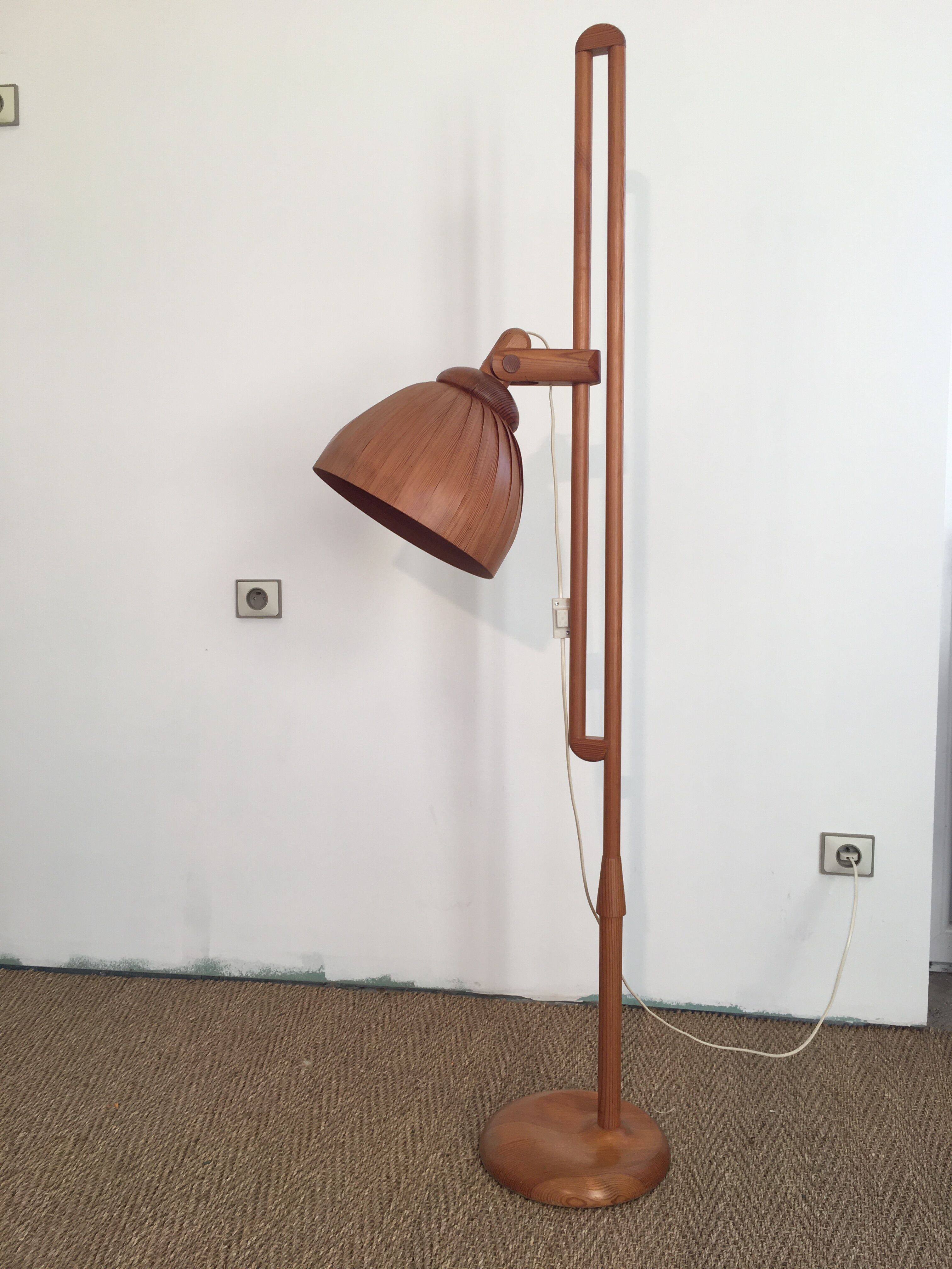 Vintage lamp 1960 wood goes up and down