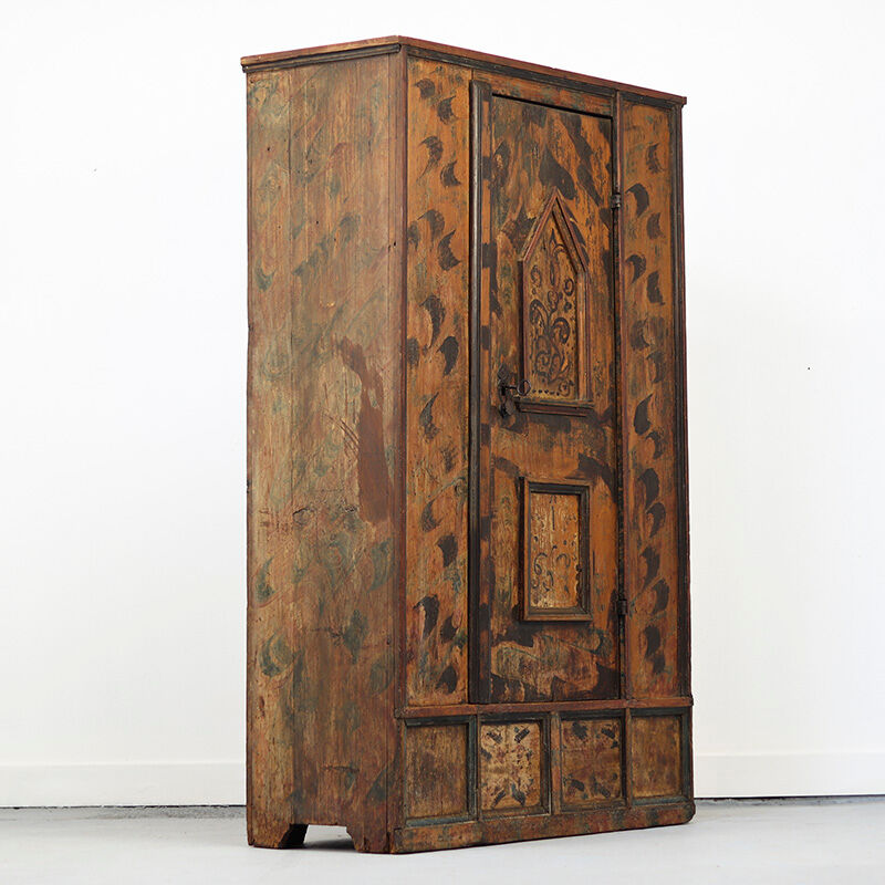 Cabinet de mariage peint en art populaire du XVIIIe siècle