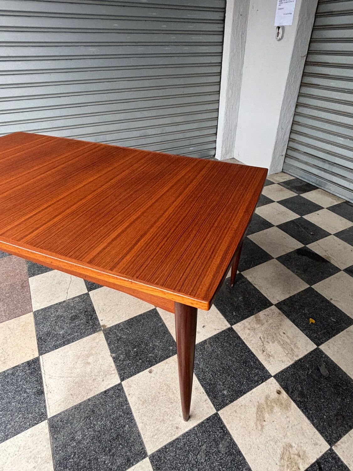 Extendable teak table