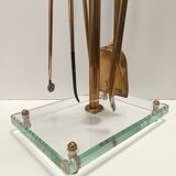 Ensemble d'ustensiles de cheminée en laiton, fer et verre épais, attribué à Fontana Arte