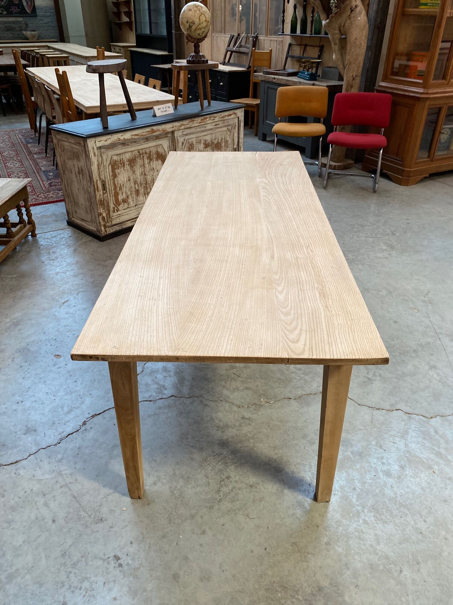 Elm farmhouse table spindle legs