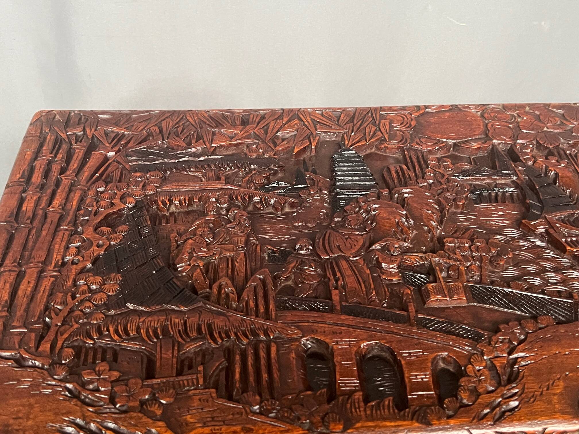 Coffre en camphre sculpté. Chine. XXe siècle. 40x80x38 cm.