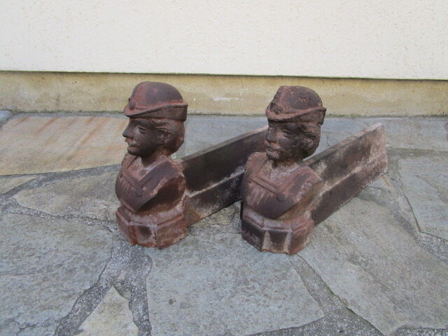 Pair of ancient cast-cast-casts, busts