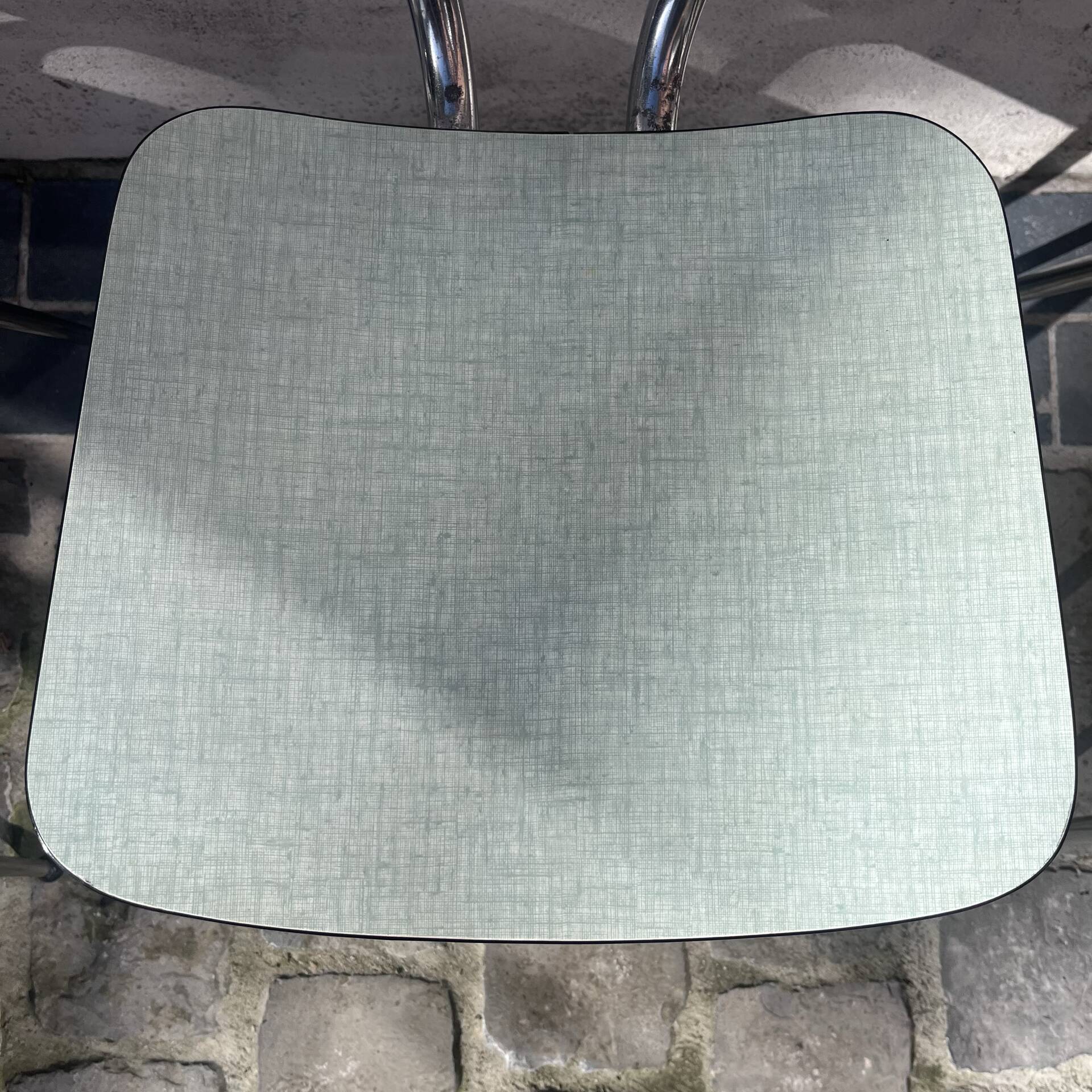 4 chaises en formica