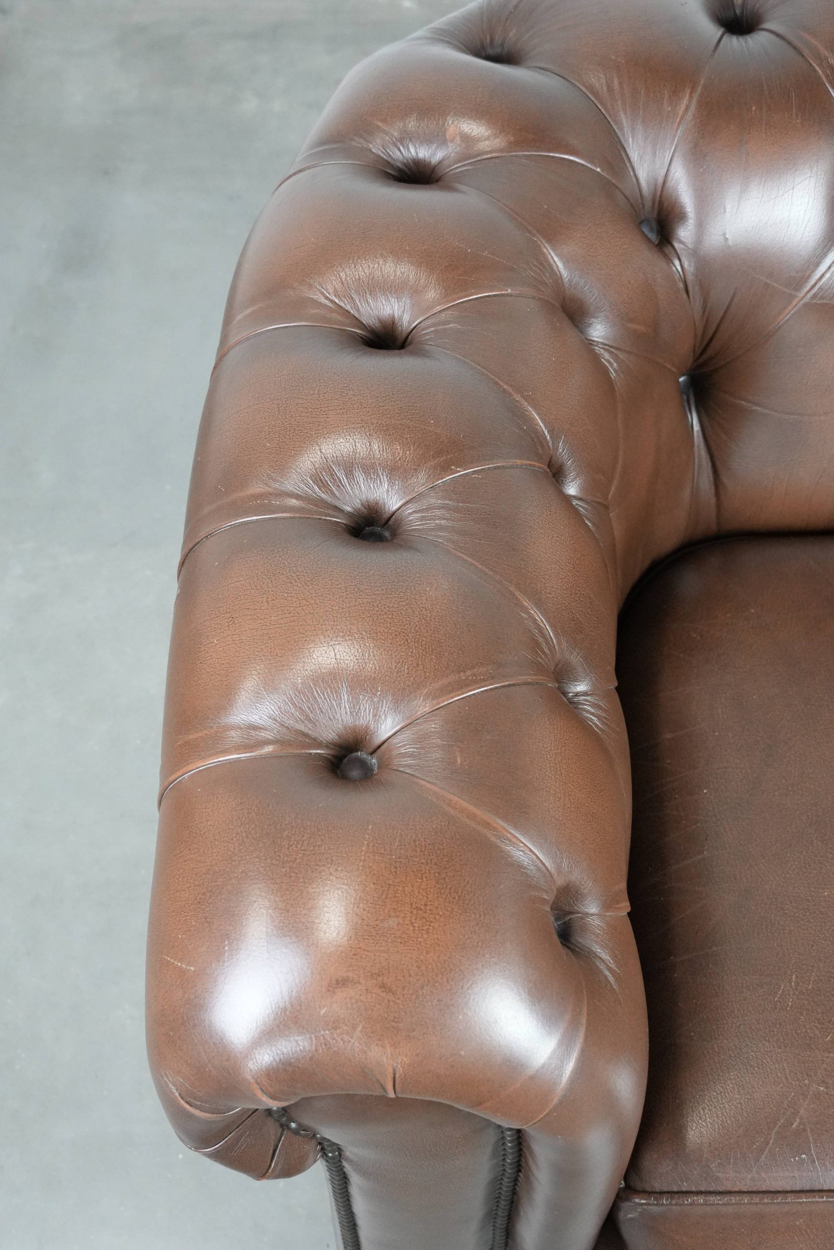 Fauteuil club Chesterfield en cuir de vachette marron de style anglais