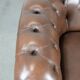 Fauteuil club Chesterfield en cuir de vachette marron de style anglais