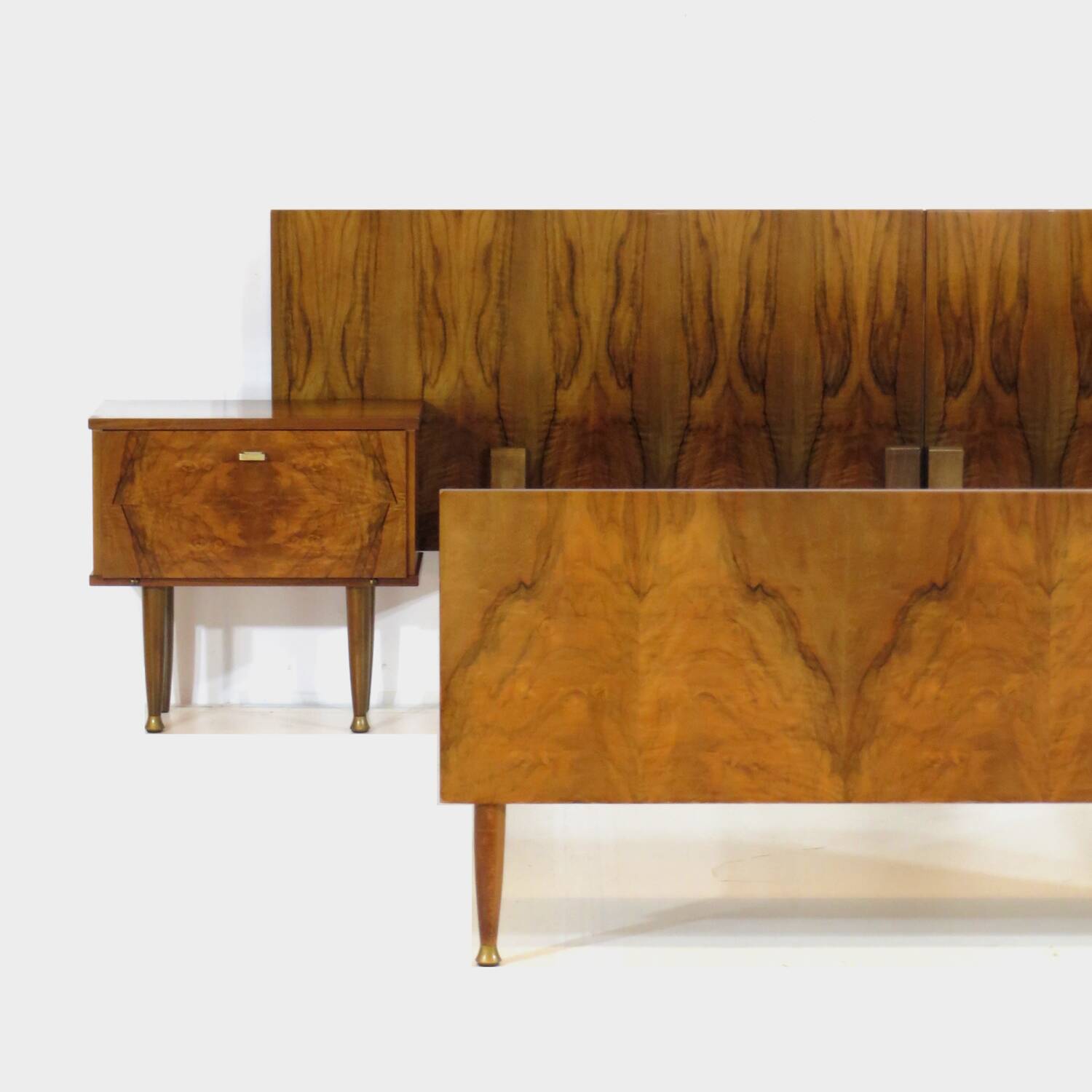 Lit double et tables de nuit en noyer, années 1960