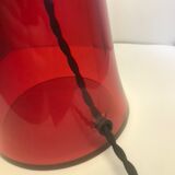 Lampe en verre teinté rouge avec abat-jour plissé