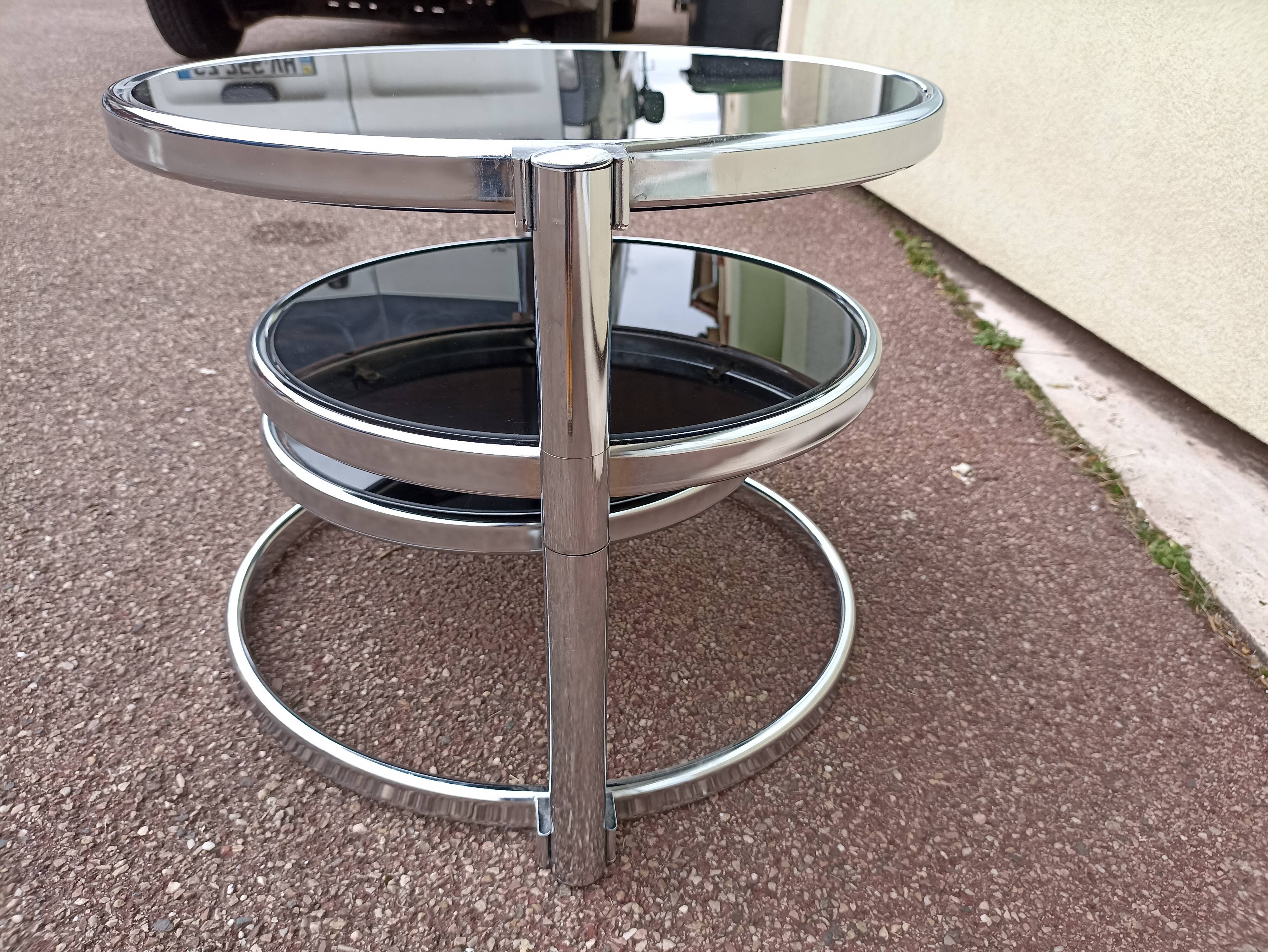 Round coffee table in glass and vintage chrome