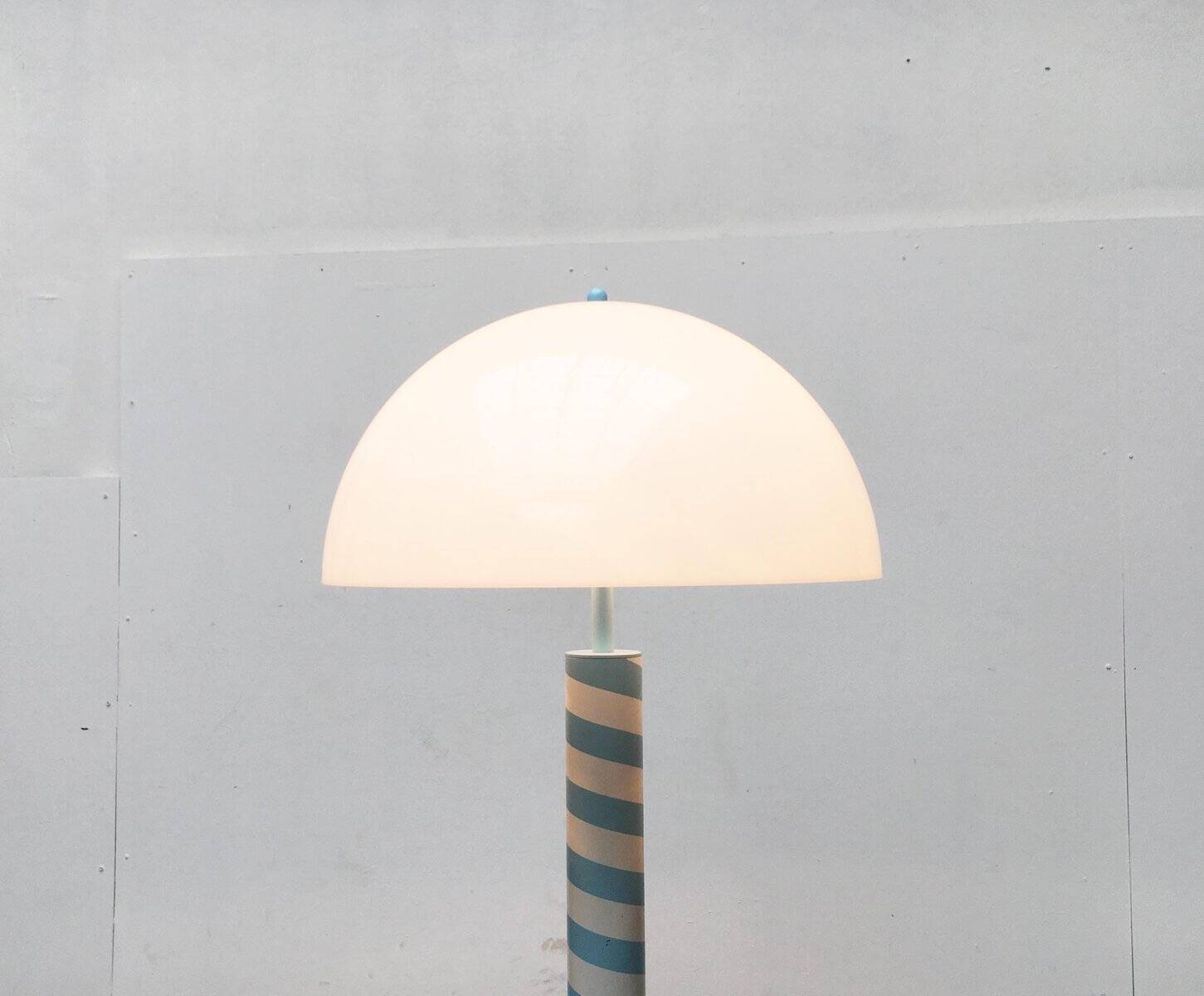 Lampadaire allemand postmoderne avec motif tourbillon bleu clair et blanc, années 1980