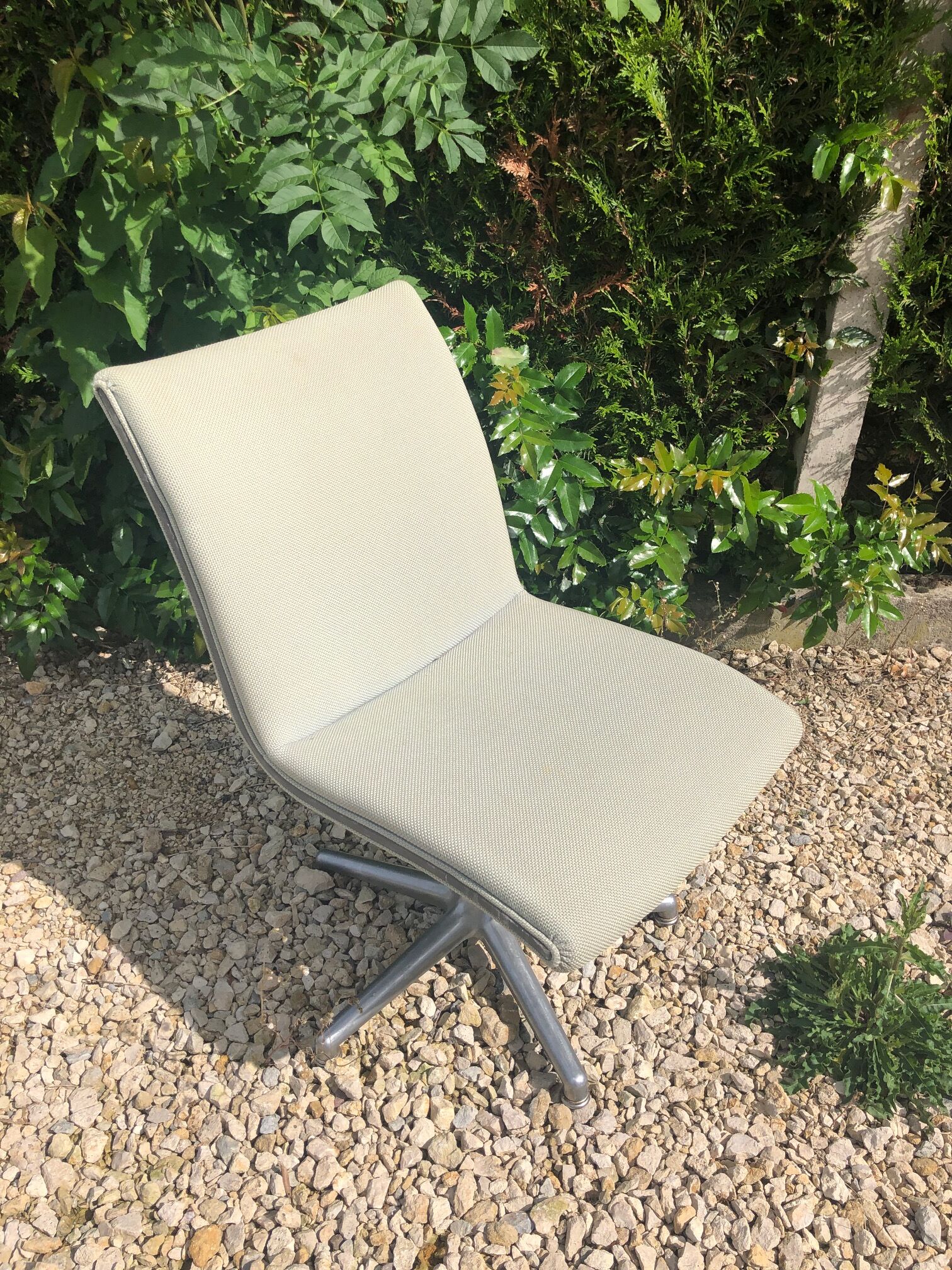 Artifort swivel armchair