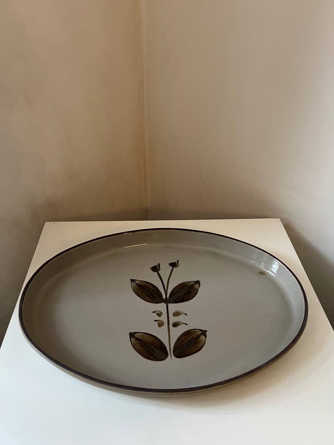 Grand plat ovale en grès d’Arnon fleur vintage