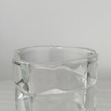 Vase en verre épais.
