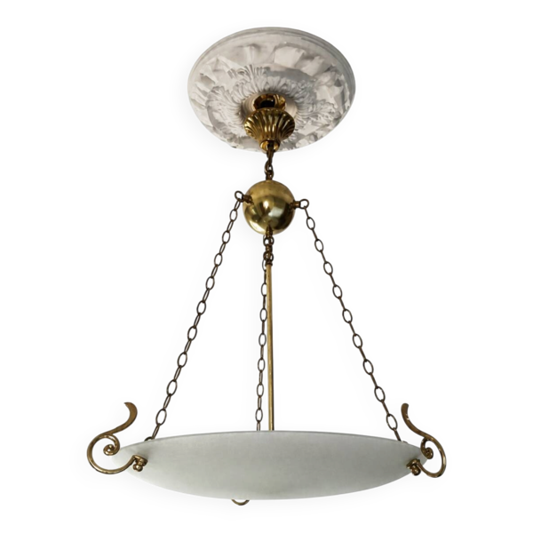 Suspension en laiton et verre opalin satiné, 3 feux, style classique
