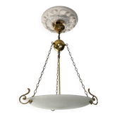 Suspension en laiton et verre opalin satiné, 3 feux, style classique